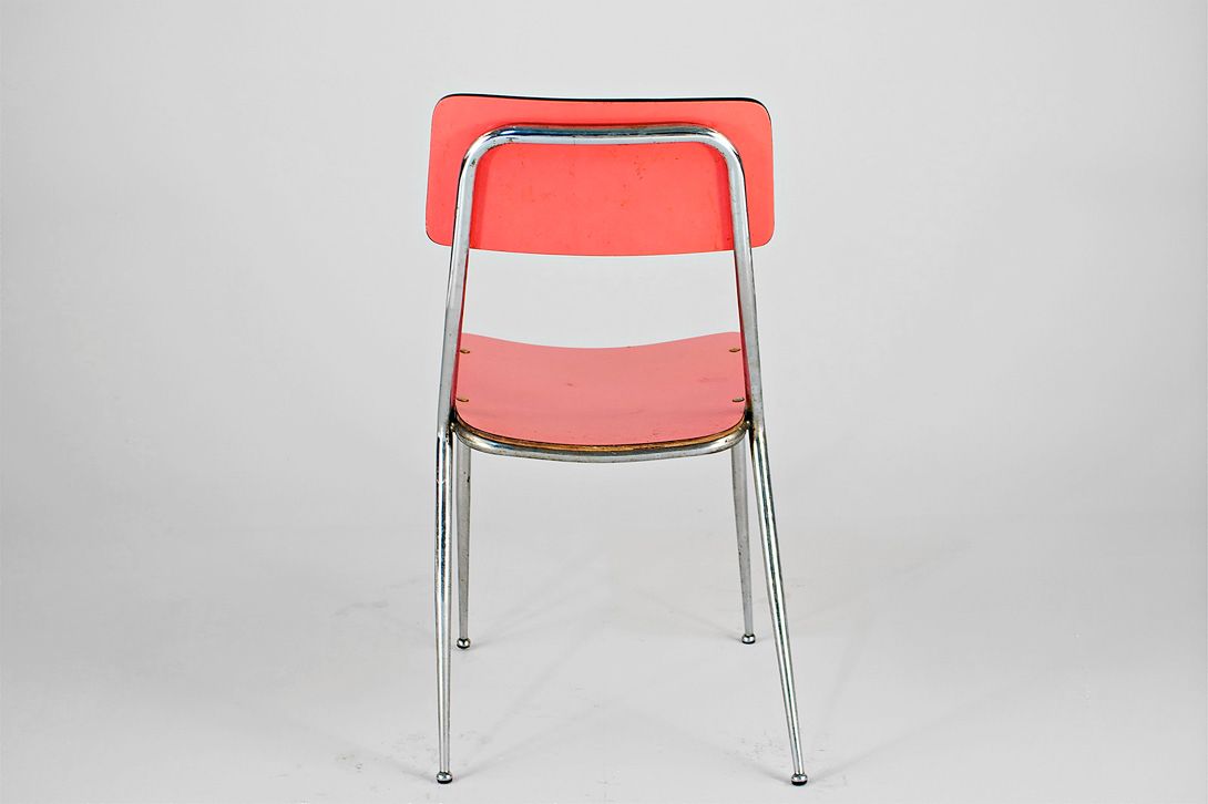 Foto Coral Red Italian Kitchen Chair 1952 with Matching Table