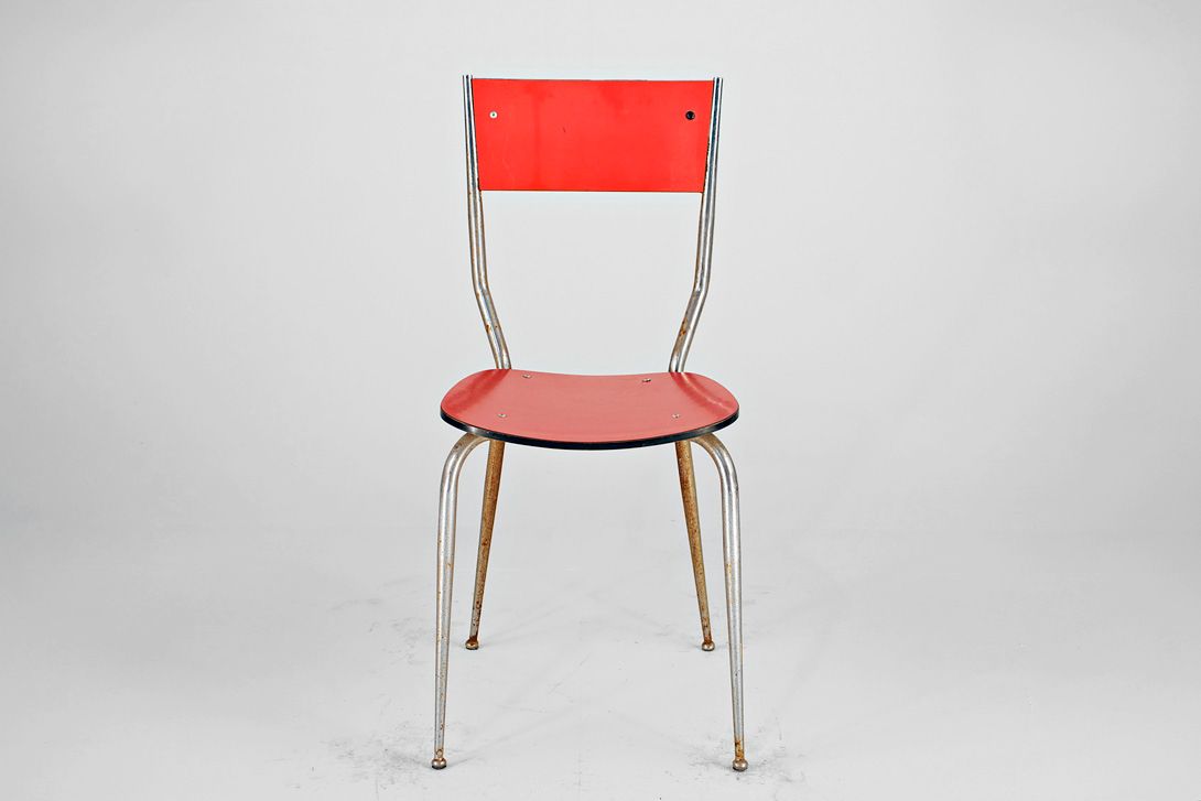 Foto Red Italian Kitchen Chair on Slightly Rusty Metal Frame 1956