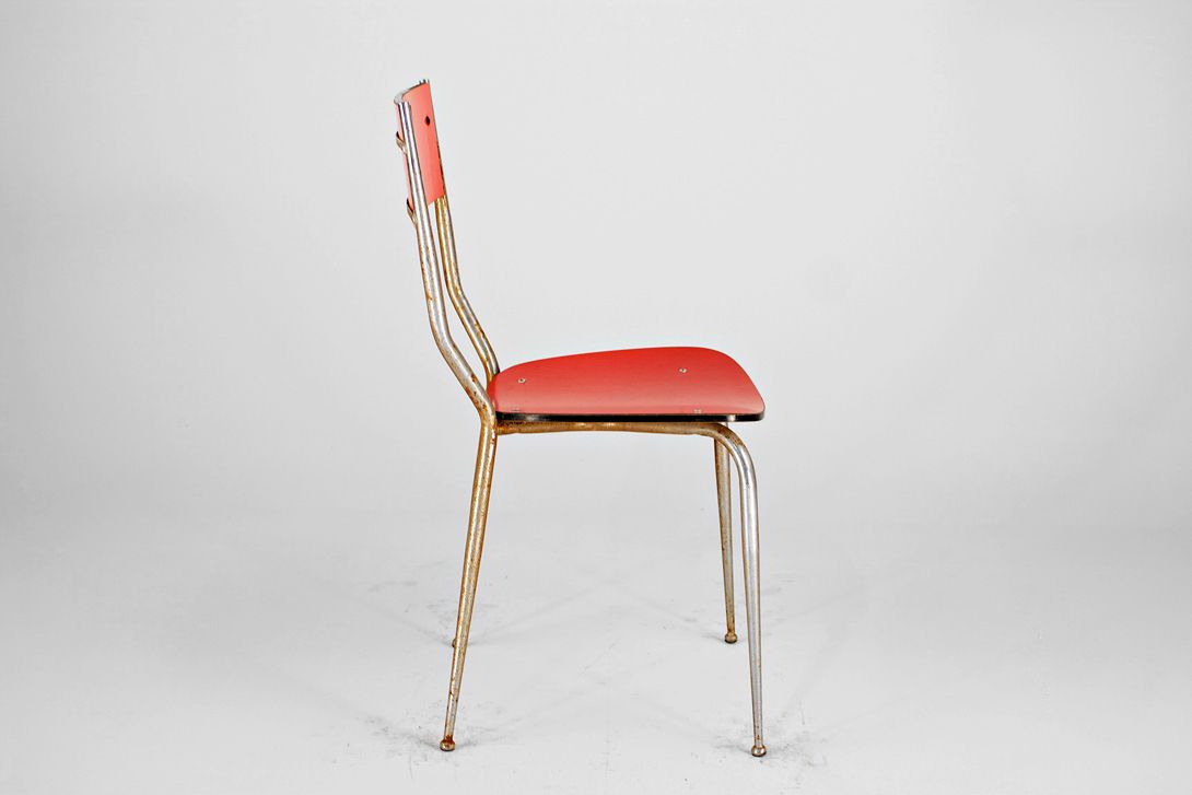 Foto Red Italian Kitchen Chair on Slightly Rusty Metal Frame 1956