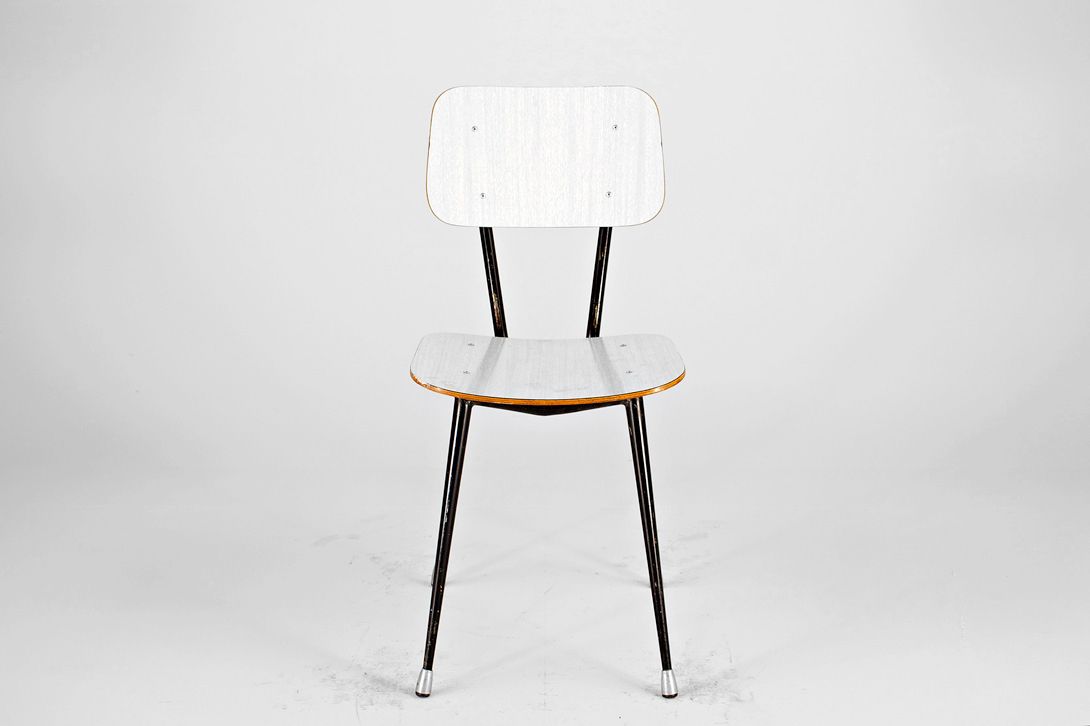 Foto White Italian Kitchen Chair with Black Conical Metal Legs 1954