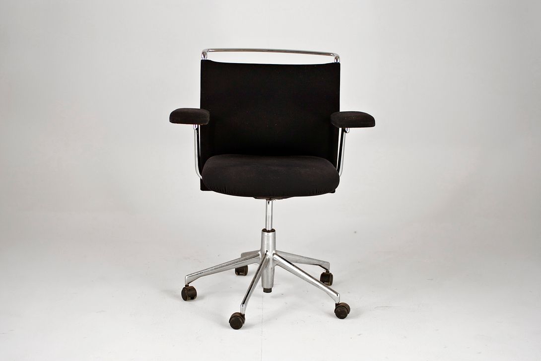 Foto Black Office Chair with Steel Tube Frame and Swivel Base