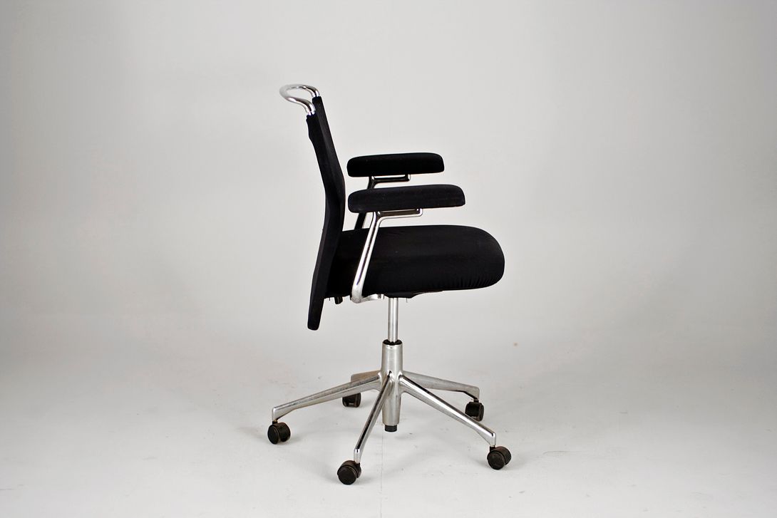 Foto Black Office Chair with Steel Tube Frame and Swivel Base