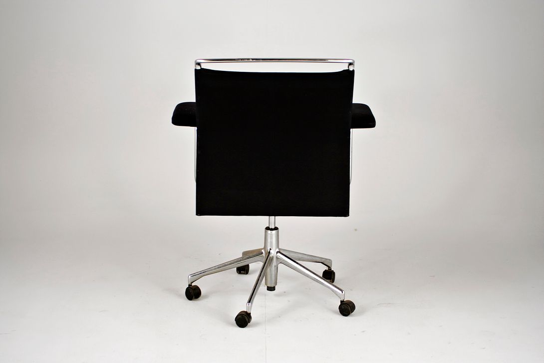 Foto Black Office Chair with Steel Tube Frame and Swivel Base