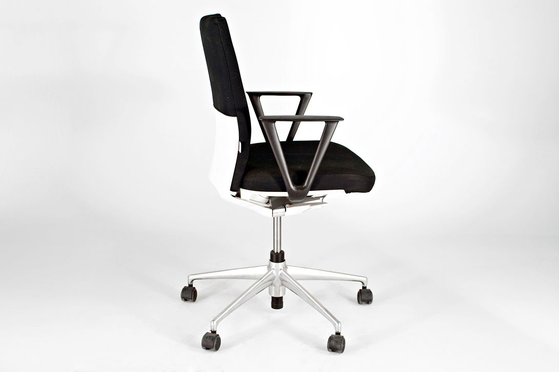 Foto Black Meda Office Swiveling Chair by Vitra