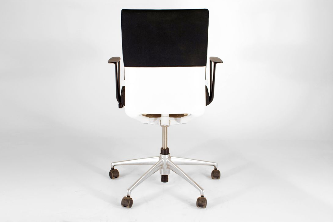 Foto Black Meda Office Swiveling Chair by Vitra