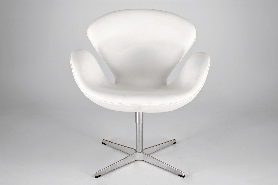 Foto Arne Jacobsen Swan Chair in White Leather for Fritz Hansen 1990
