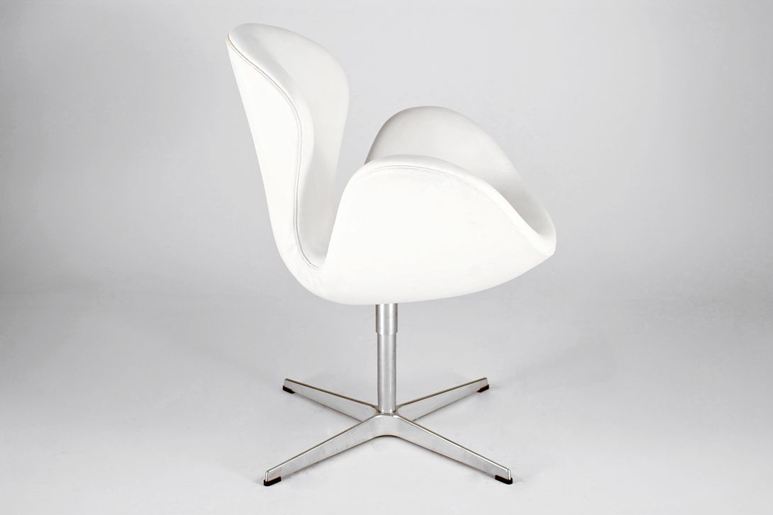 Foto Arne Jacobsen Swan Chair in White Leather for Fritz Hansen 1990
