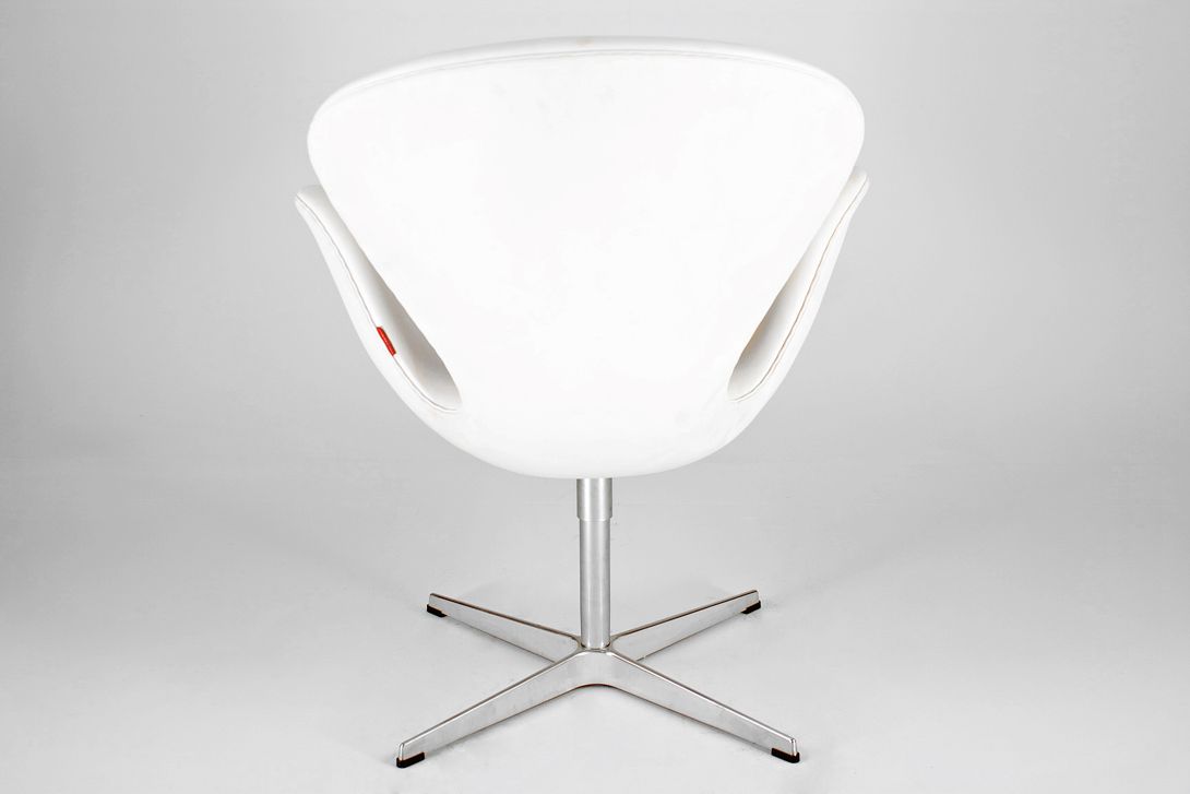 Foto Arne Jacobsen Swan Chair in White Leather for Fritz Hansen 1990