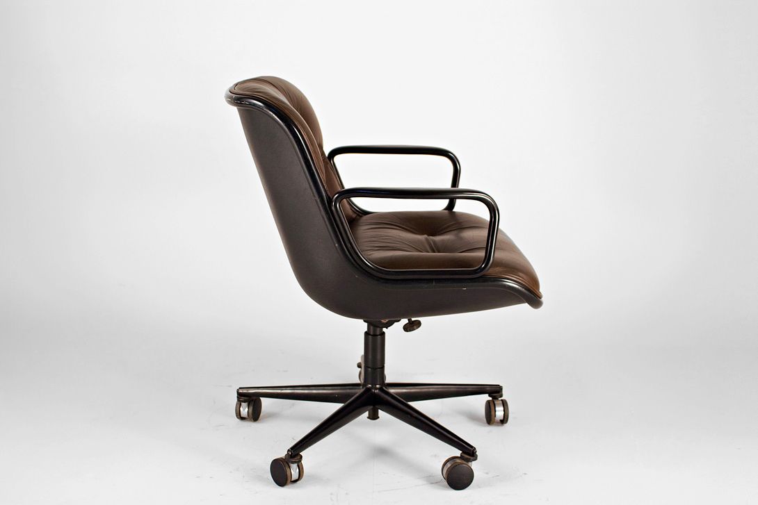 Foto Black Chocolate Leather Pollock Executive Chair with Black Shell + Frame and Black  Five-Pointed Swivel Base on Castors