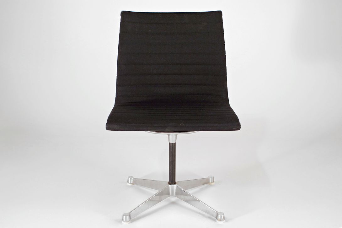Foto Black Hopsack Eames Aluminum Chair EA 105