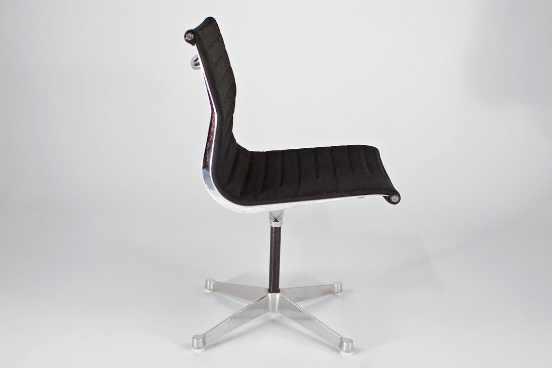 Foto Black Hopsack Eames Aluminum Chair EA 105