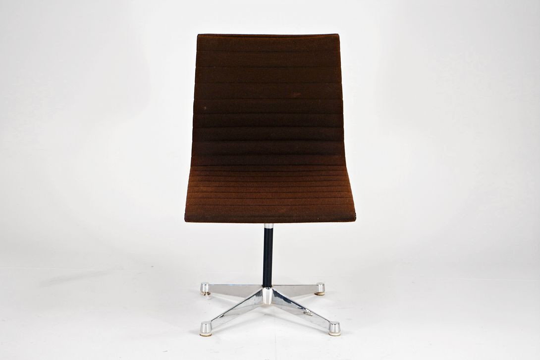 Foto Chestnut Brown Hopsak Eames Aluminum Chair EA 105