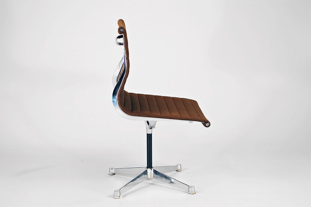 Foto Chestnut Brown Hopsak Eames Aluminum Chair EA 105
