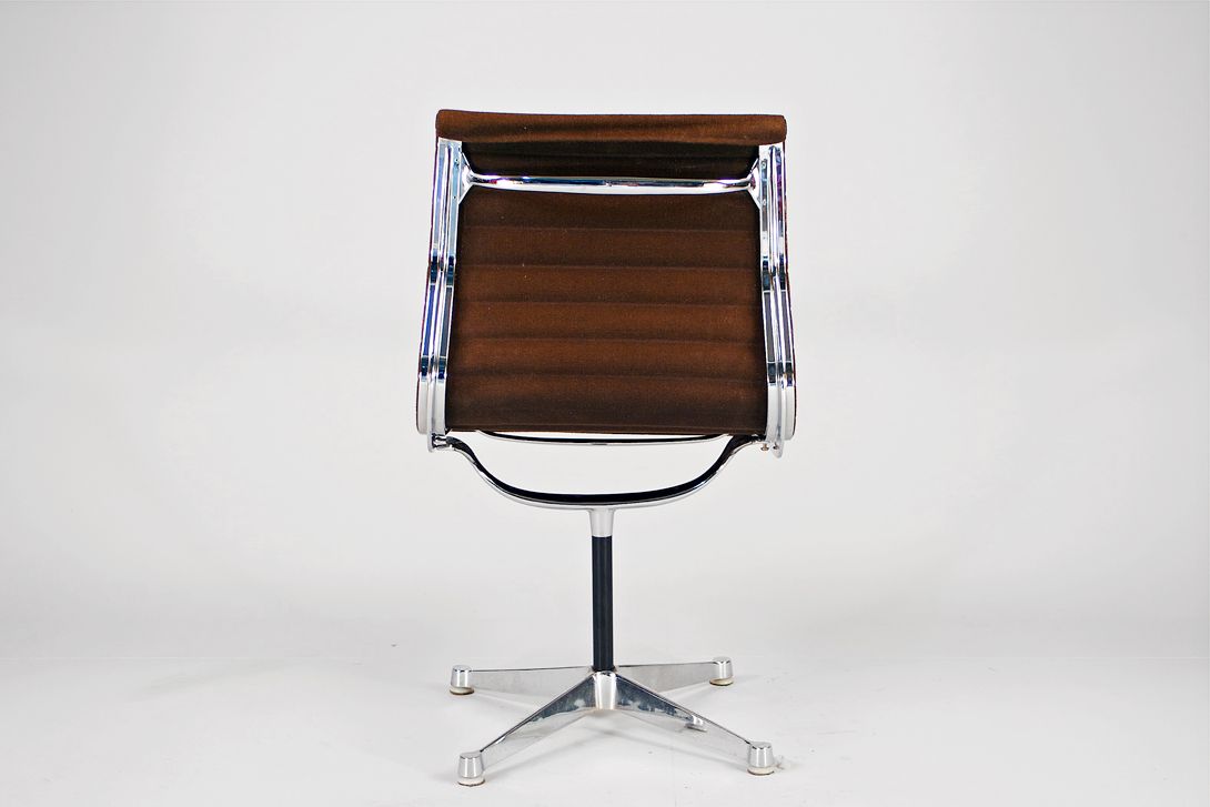 Foto Chestnut Brown Hopsak Eames Aluminum Chair EA 105