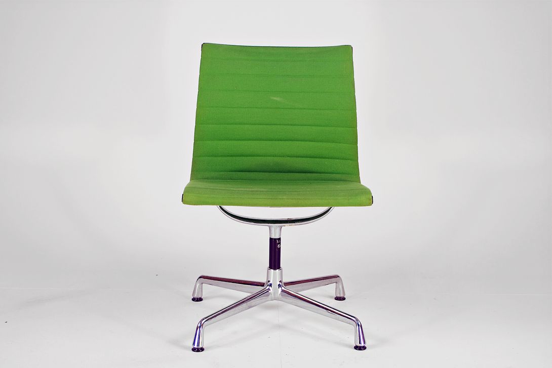Foto Meadow Green Hopsak Eames Aluminum Chair EA 105