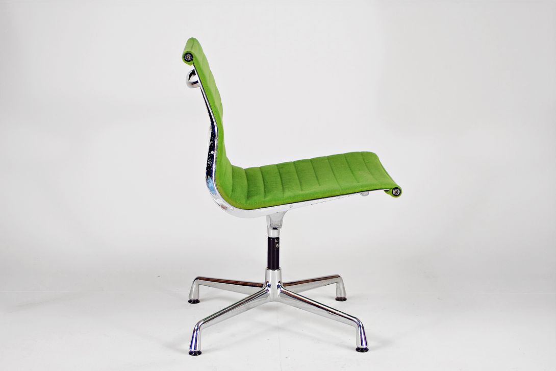 Foto Meadow Green Hopsak Eames Aluminum Chair EA 105