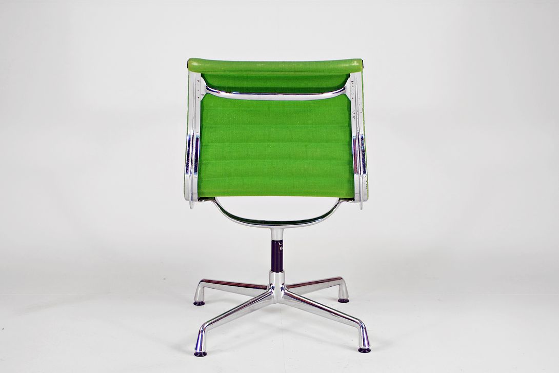 Foto Meadow Green Hopsak Eames Aluminum Chair EA 105