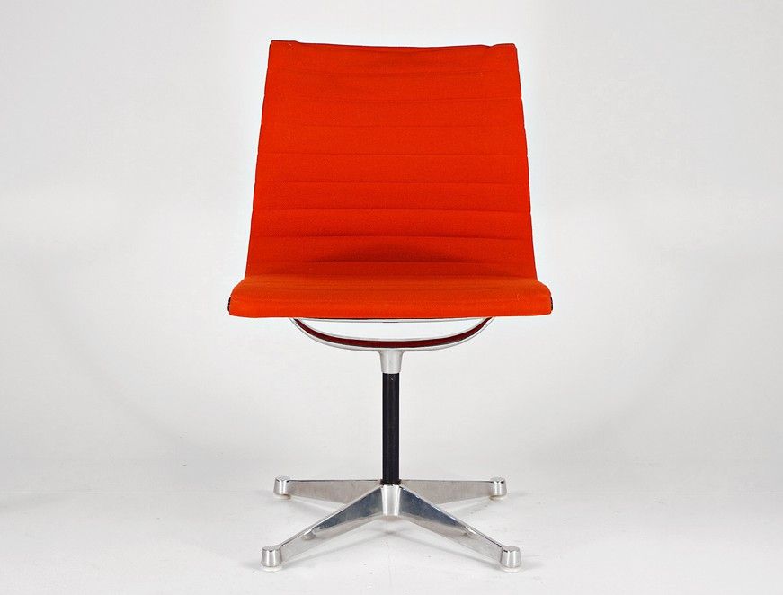Foto Orange Hopsak Eames Aluminum Chair EA 105