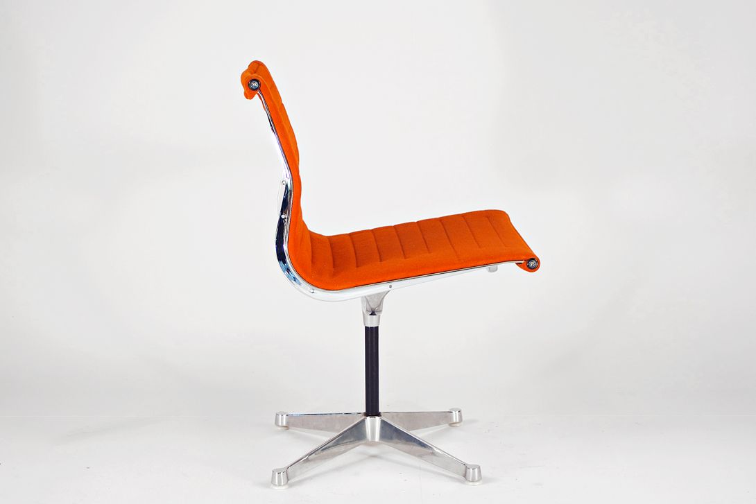 Foto Orange Hopsak Eames Aluminum Chair EA 105
