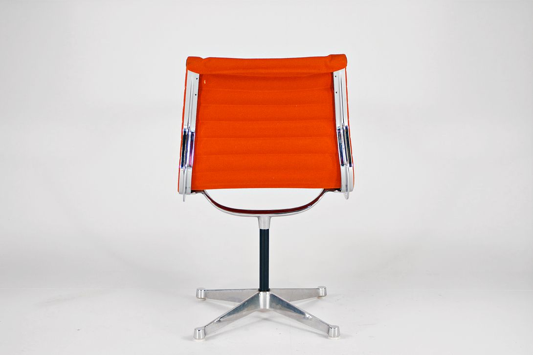 Foto Orange Hopsak Eames Aluminum Chair EA 105