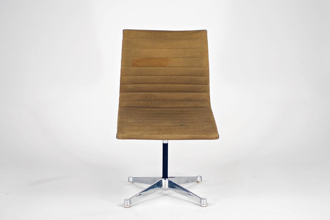 Foto Cognac Hopsak Eames Aluminum Chair EA 105