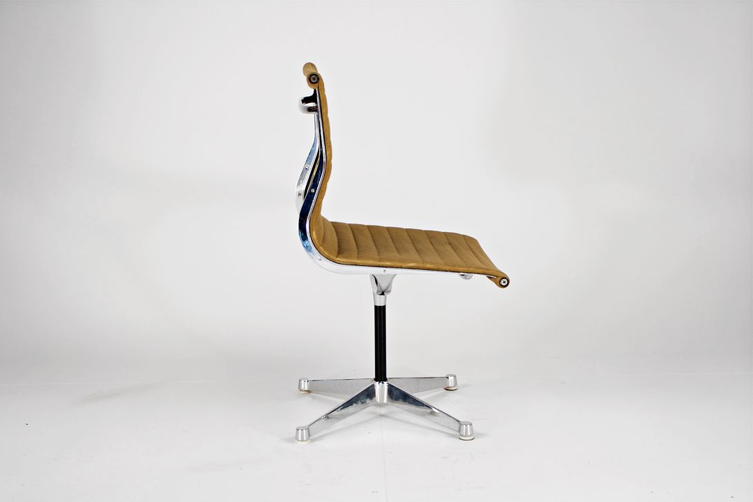 Foto Cognac Hopsak Eames Aluminum Chair EA 105