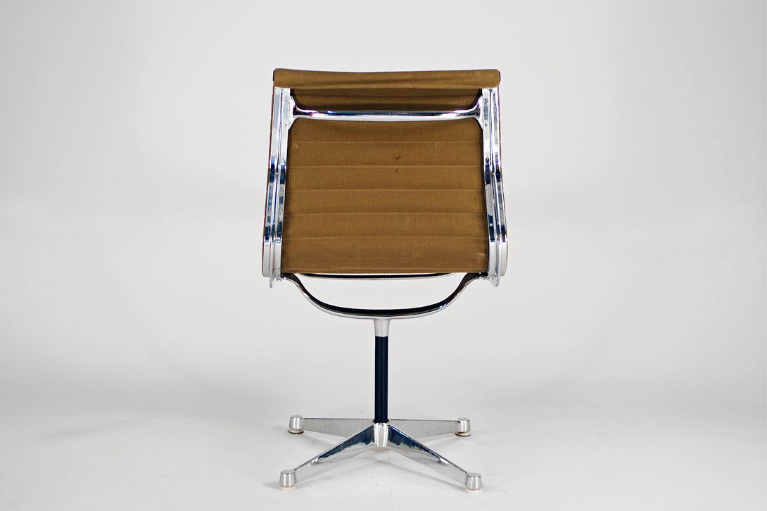 Foto Cognac Hopsak Eames Aluminum Chair EA 105