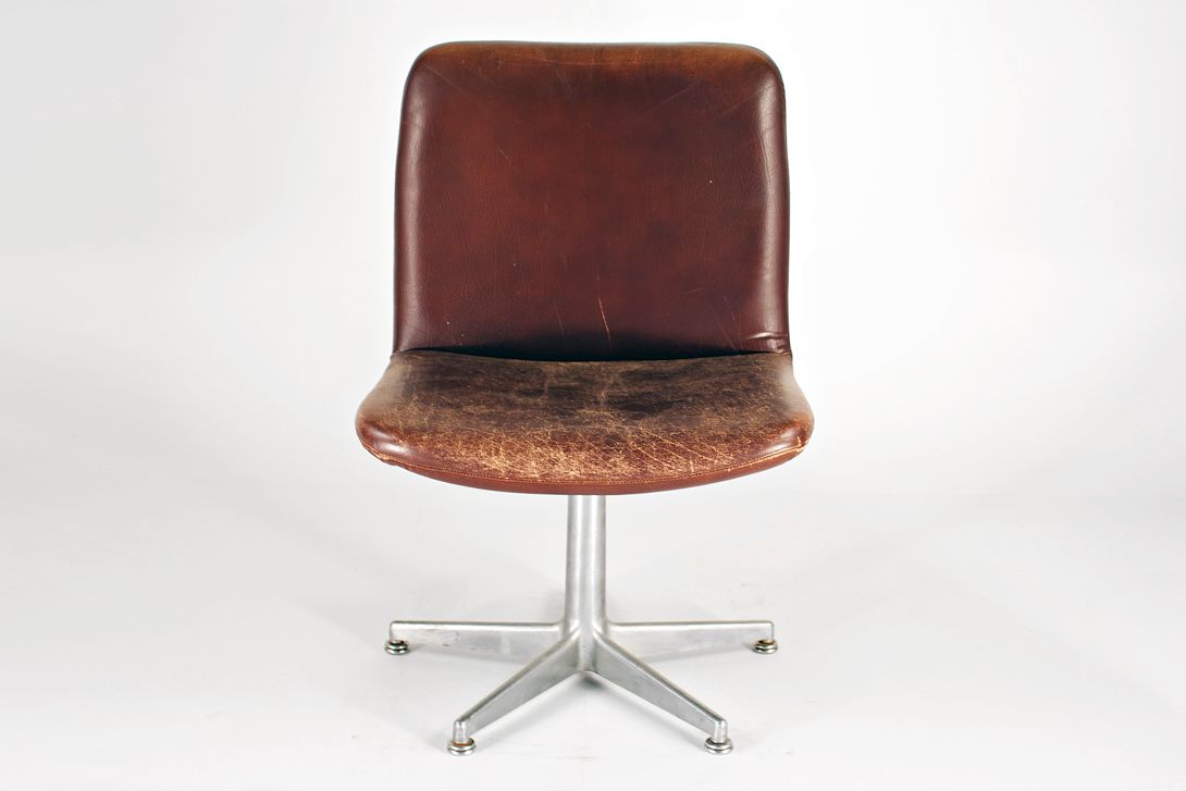 Foto Low and Plain Brown Leather Office Chair 1968