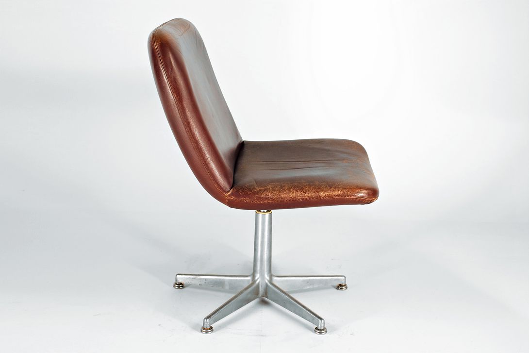 Foto Low and Plain Brown Leather Office Chair 1968