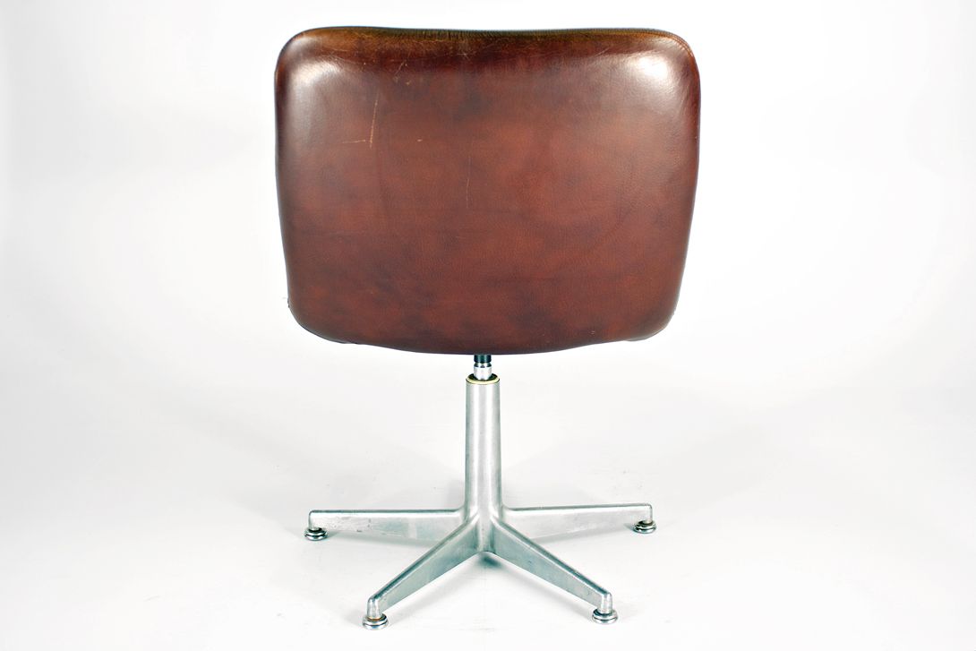 Foto Low and Plain Brown Leather Office Chair 1968
