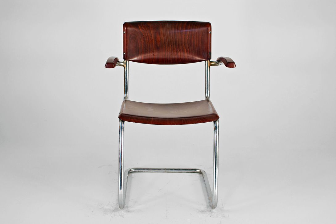 Foto Bremshey Cantilever Chair with Steel Tube Base and Armrests