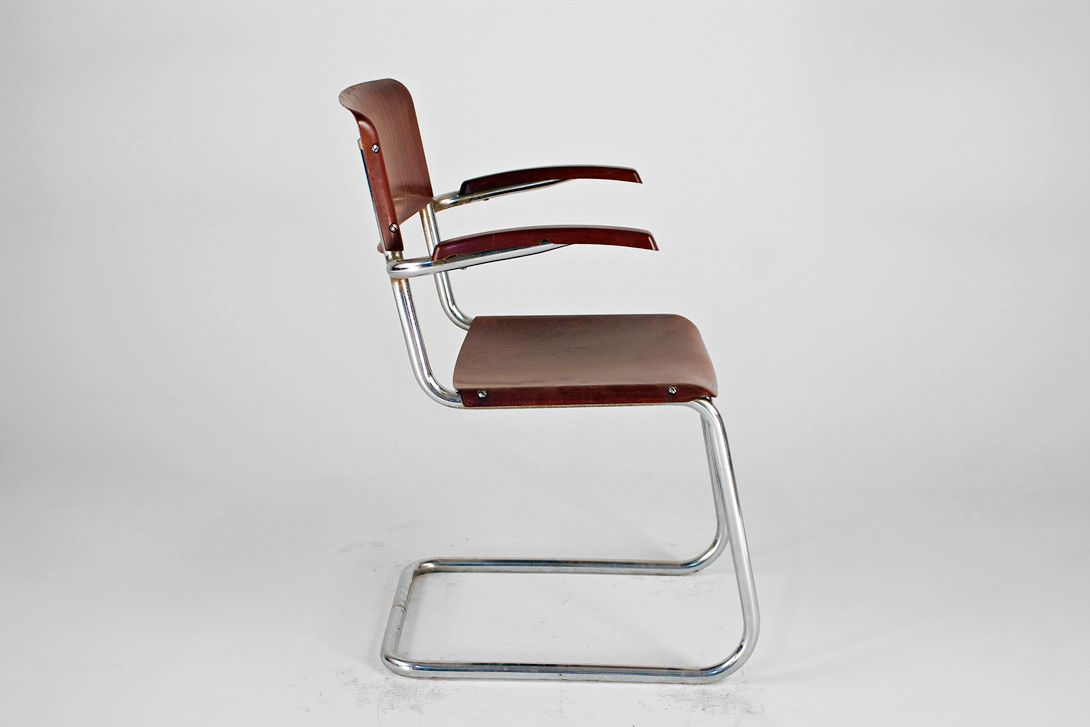 Foto Bremshey Cantilever Chair with Steel Tube Base and Armrests