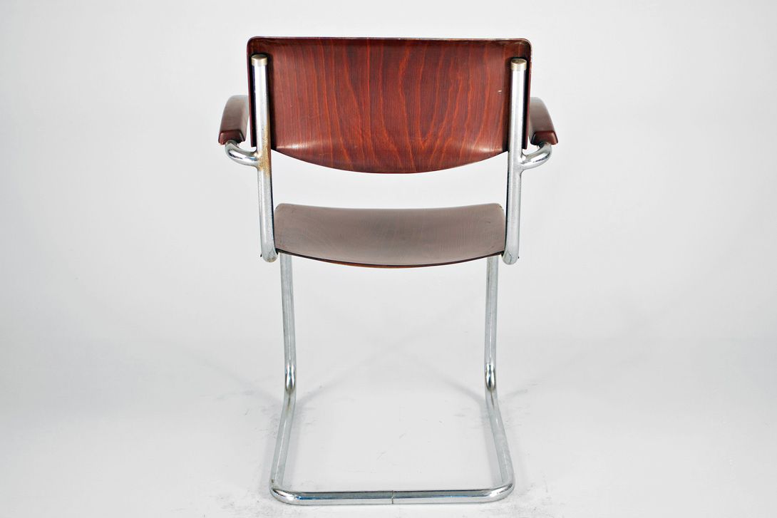 Foto Bremshey Cantilever Chair with Steel Tube Base and Armrests