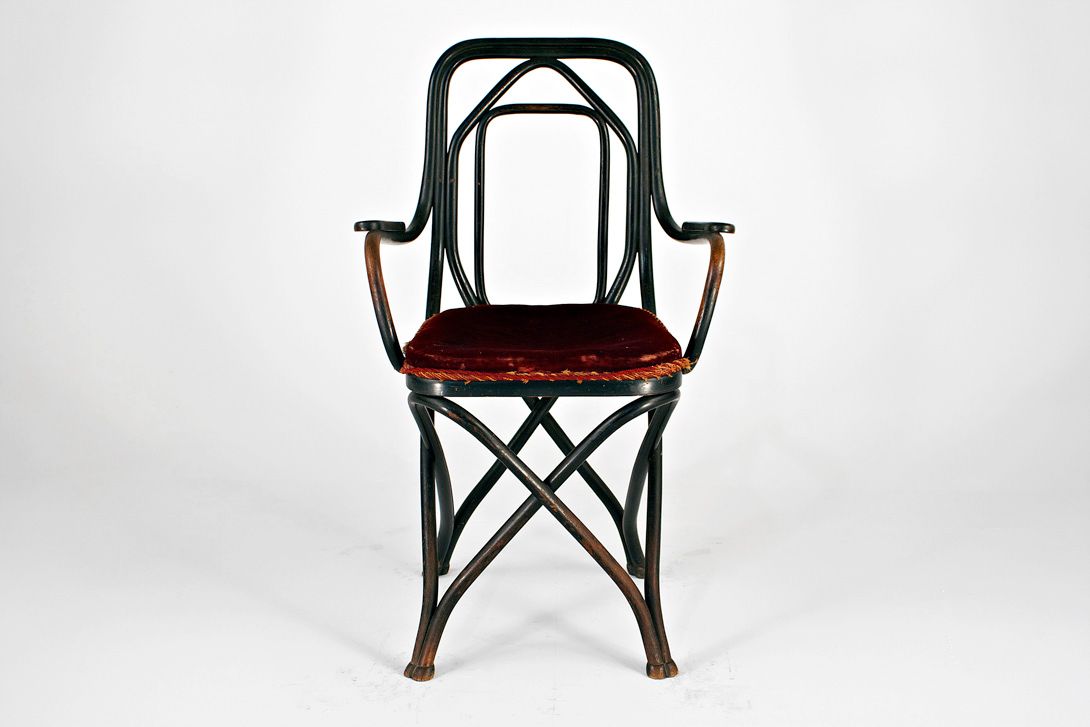 Foto Dark Thonet Bentwood Armchair with Red Velvet Upholstery