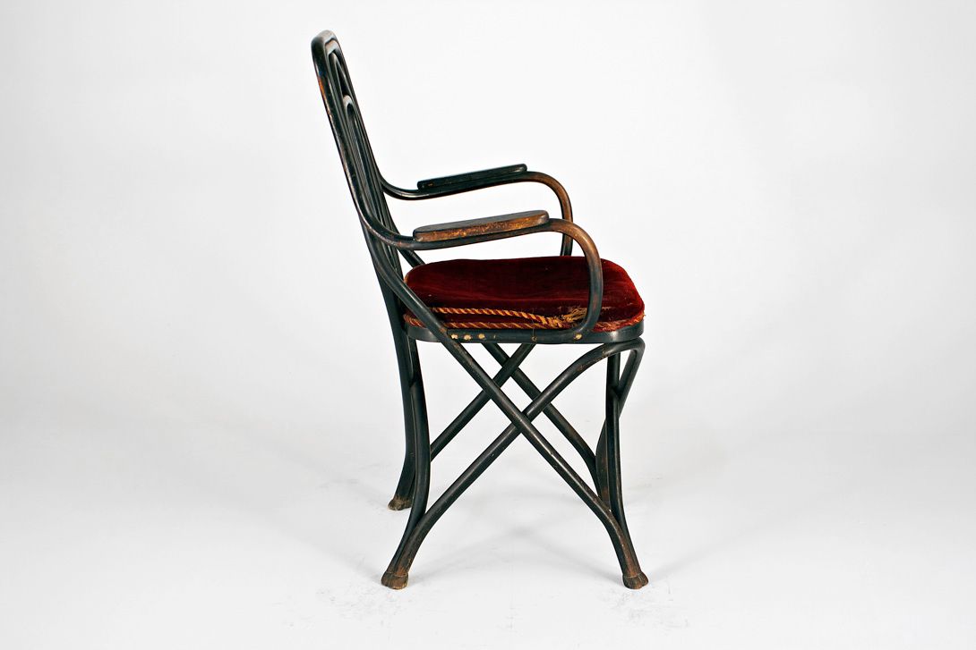 Foto Dark Thonet Bentwood Armchair with Red Velvet Upholstery