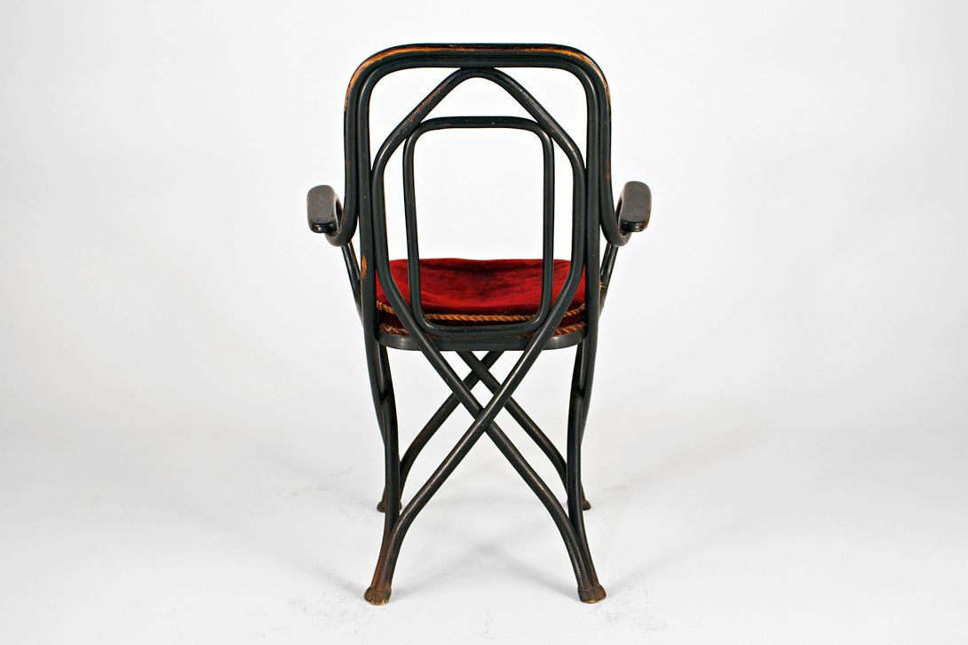 Foto Dark Thonet Bentwood Armchair with Red Velvet Upholstery