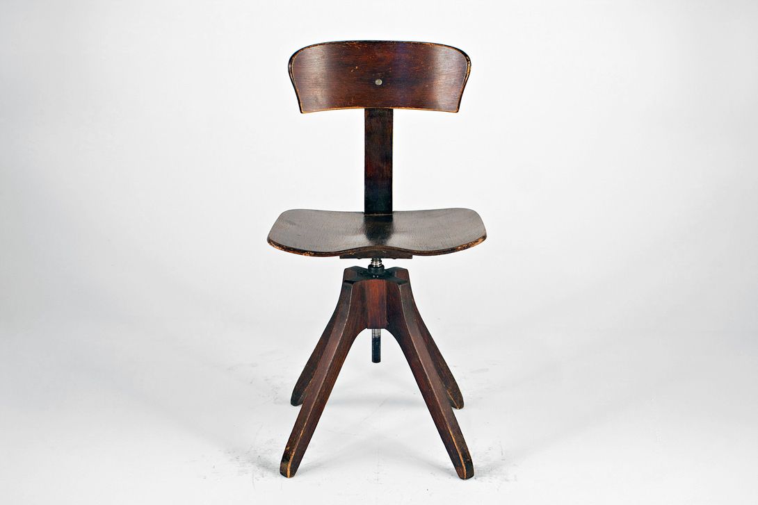 Foto Industrial Wooden Swivel Chair 1930