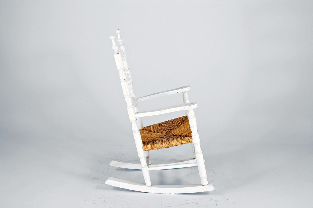 Foto White Lathed Wooden Children&#8217;s Rocking Chair with Woven Seating Surface, 1920