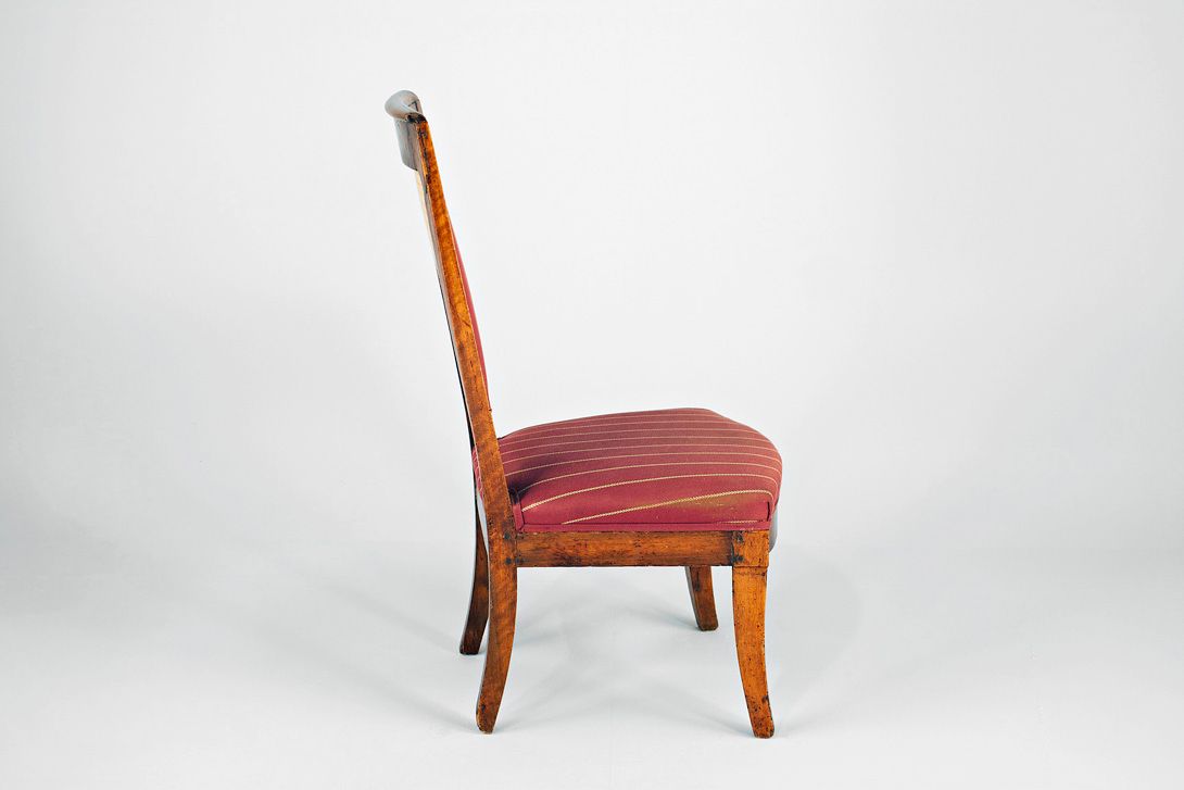 Foto Red Biedermeier Chair with Stripes