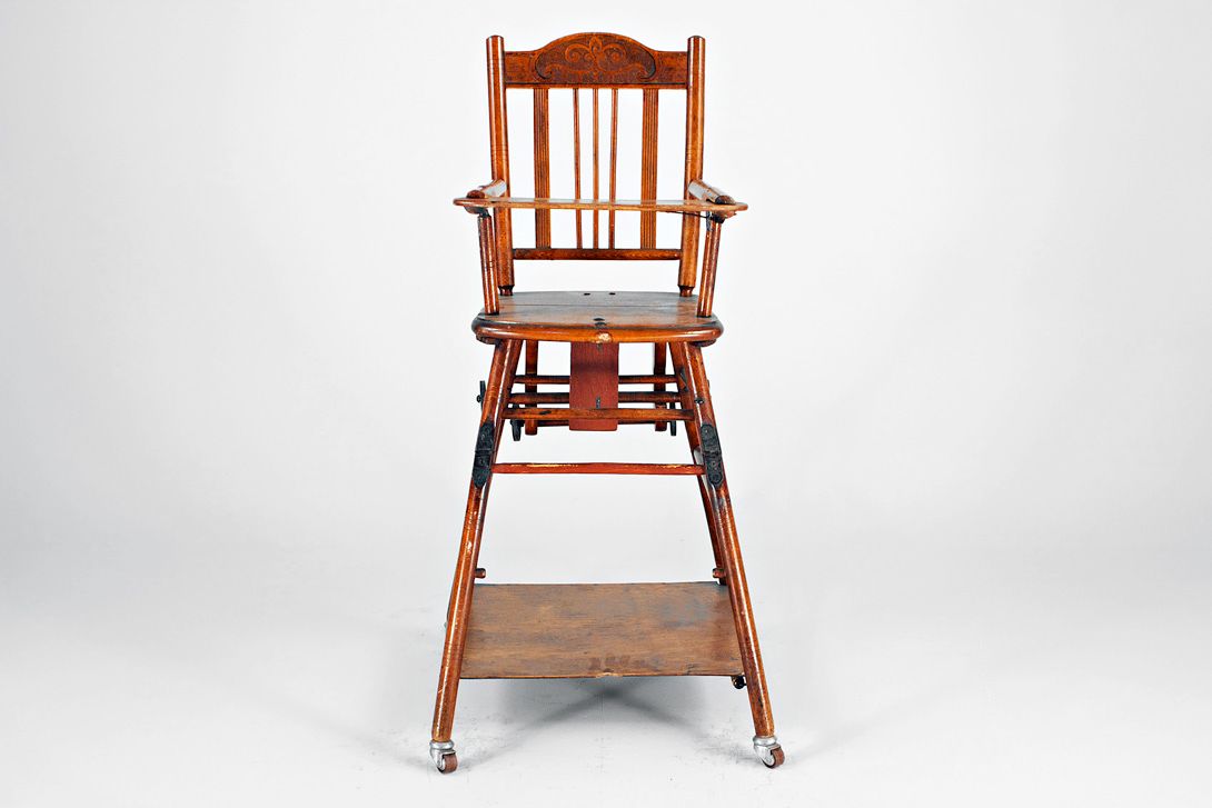 Foto Beautiful Wooden Art Nouveau Child&#8217;s High Chair with Floral Inlaid Work