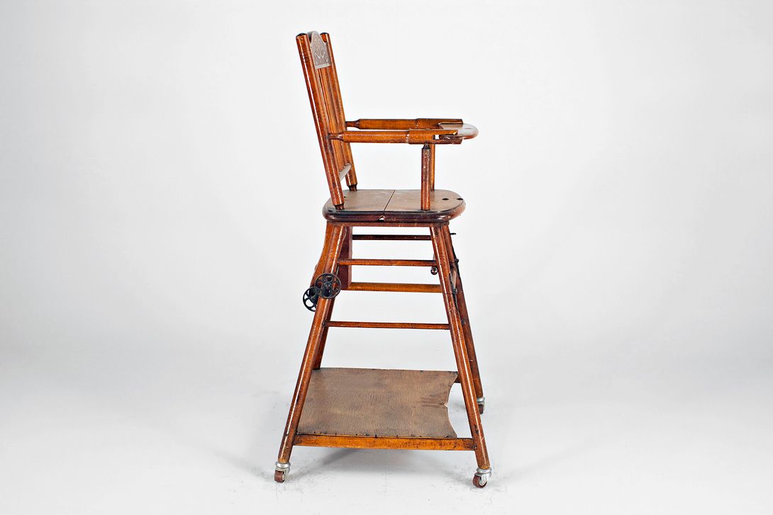 Foto Beautiful Wooden Art Nouveau Child&#8217;s High Chair with Floral Inlaid Work