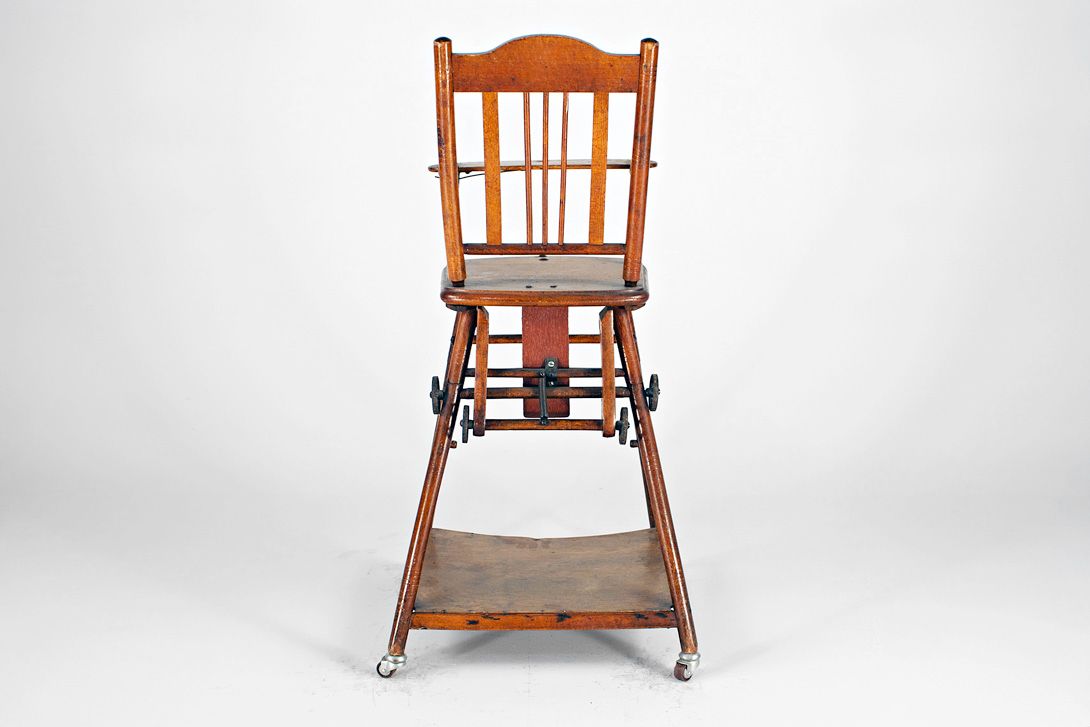 Foto Beautiful Wooden Art Nouveau Child&#8217;s High Chair with Floral Inlaid Work