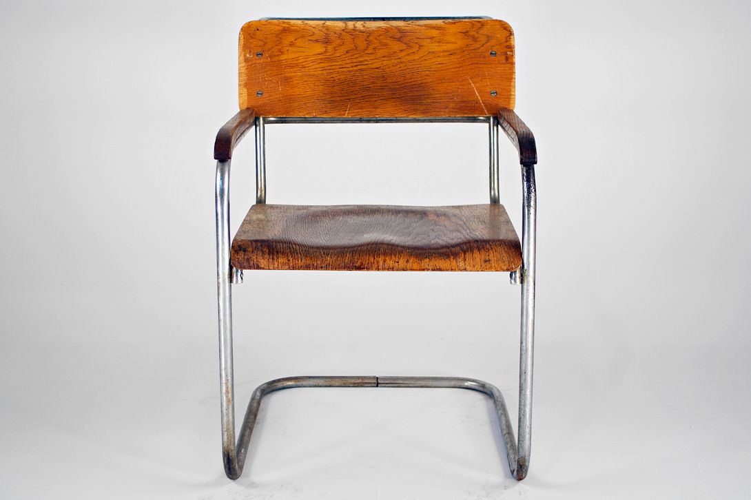 Foto Wonderful Wooden Bauhaus Cantilever Chair with Steel Tube Base