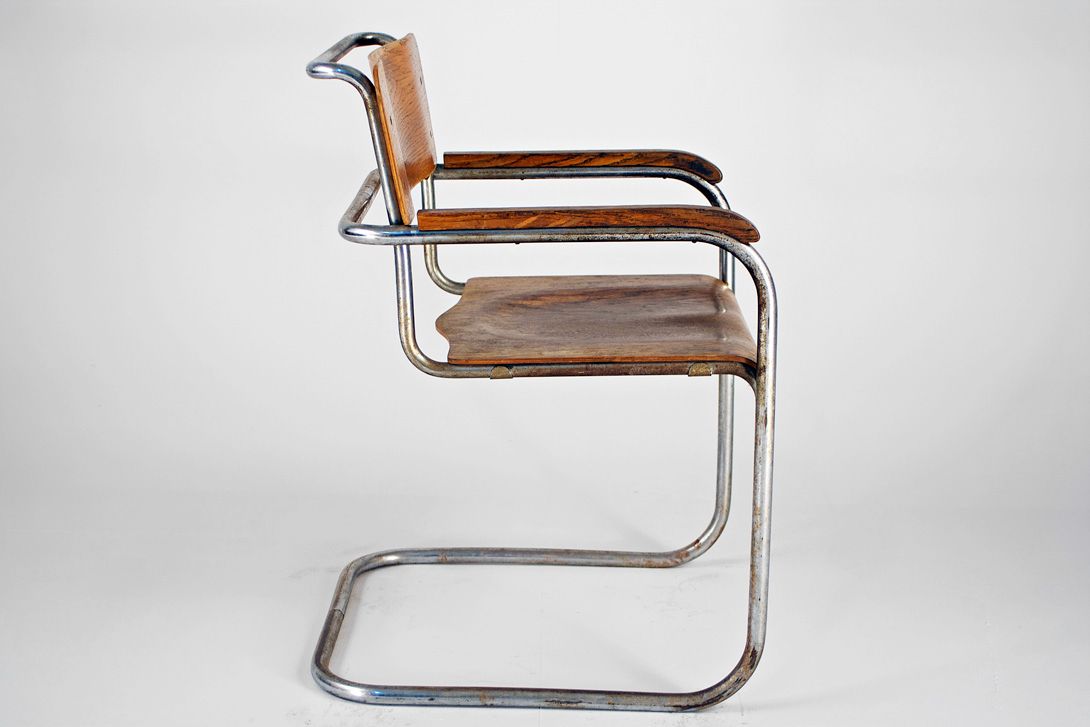 Foto Wonderful Wooden Bauhaus Cantilever Chair with Steel Tube Base