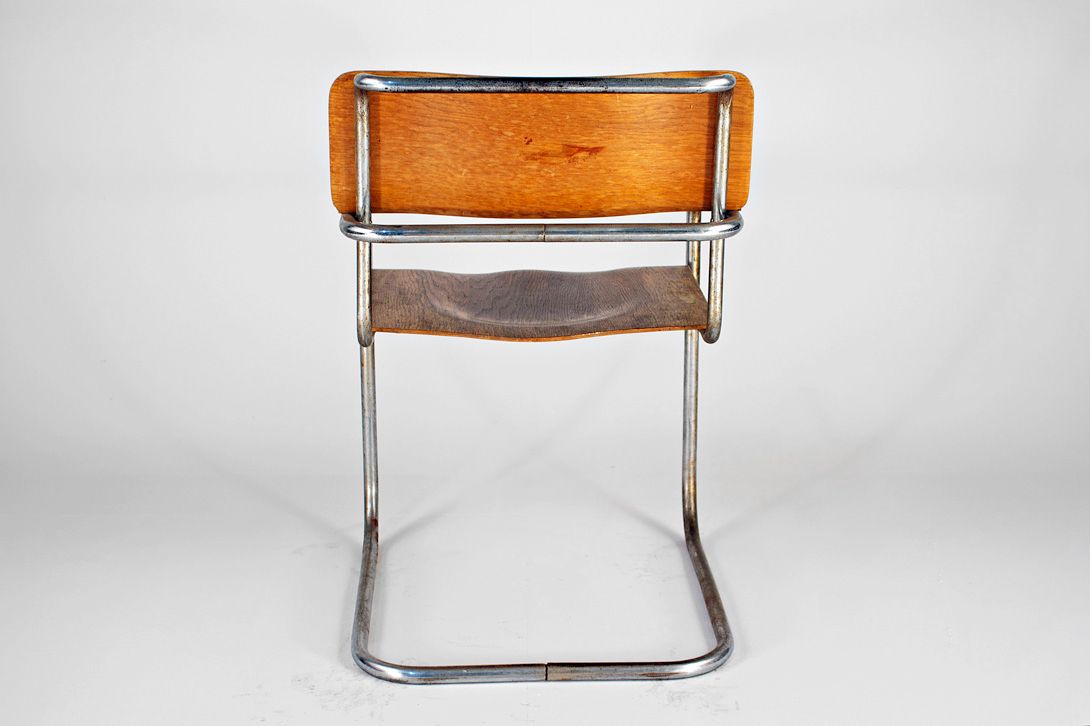 Foto Wonderful Wooden Bauhaus Cantilever Chair with Steel Tube Base