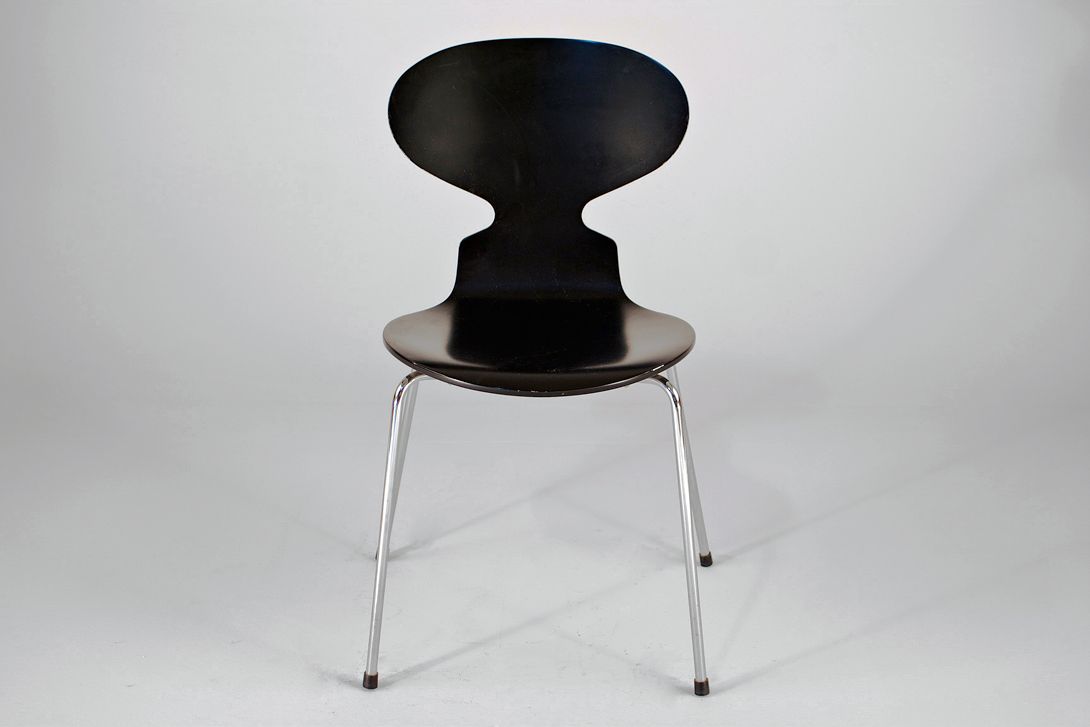 Foto Black Jacobsen Ant Chair 3100 with Four legs by Fritz Hansen