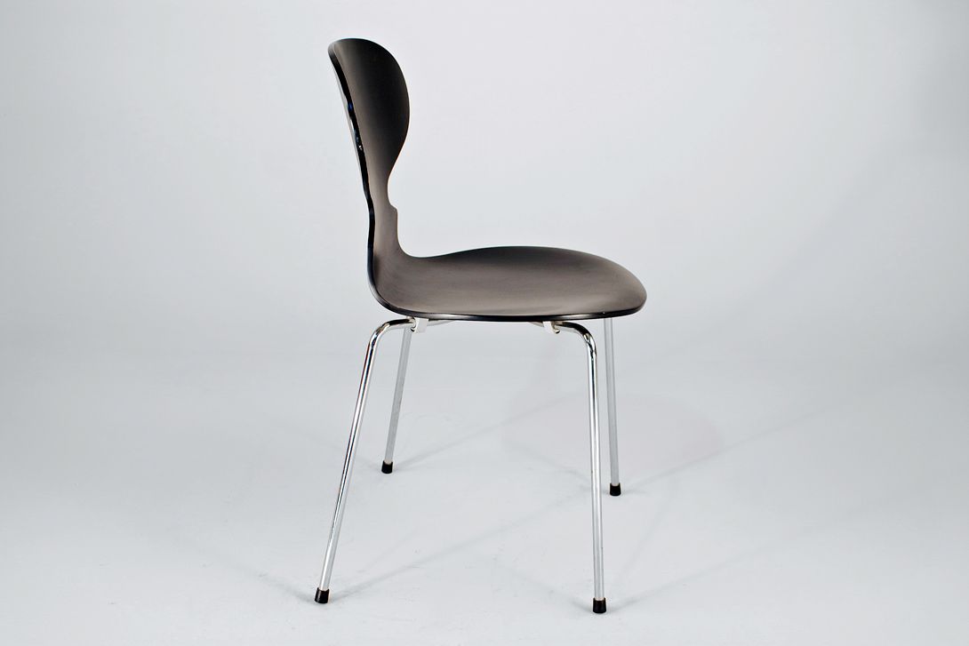 Foto Black Jacobsen Ant Chair 3100 with Four legs by Fritz Hansen