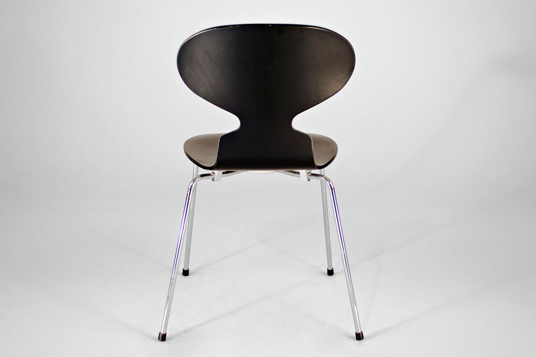 Foto Black Jacobsen Ant Chair 3100 with Four legs by Fritz Hansen