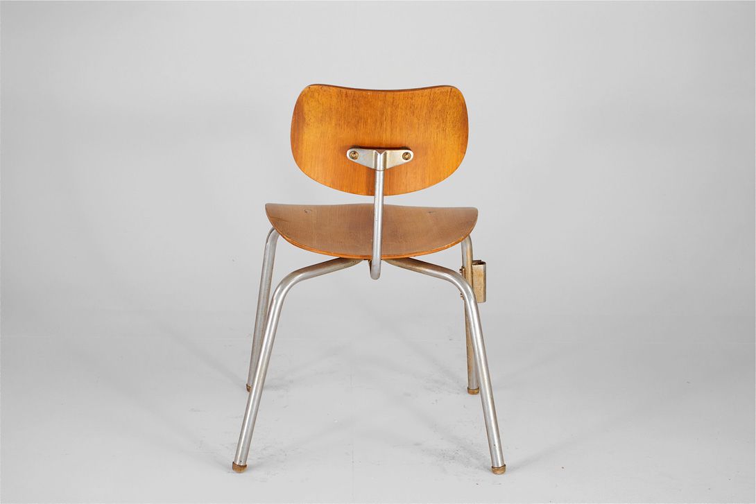 Foto Medium Brown Wooden Eiermann SE 68 Chair with Chrome Base