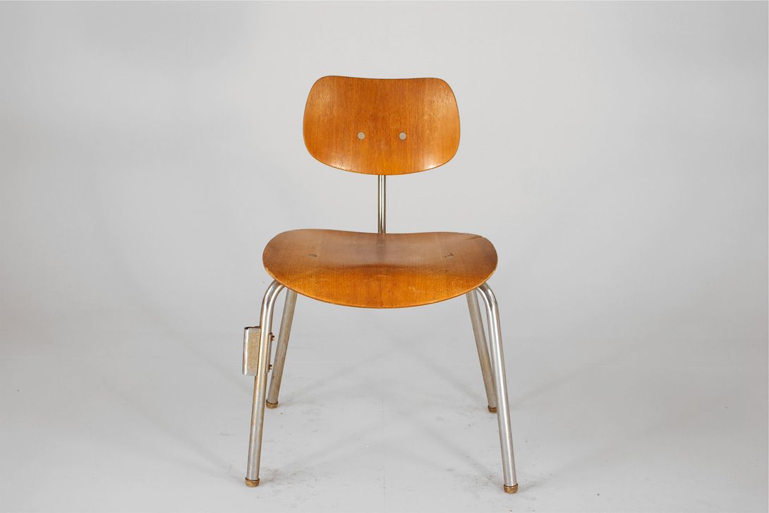 Foto Medium Brown Wooden Eiermann SE 68 Chair with Chrome Base
